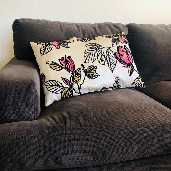 Stylish Floral Accent Pillow - Picture 1 of 4